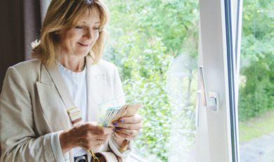 Geld besparen oudere dame euro geld
