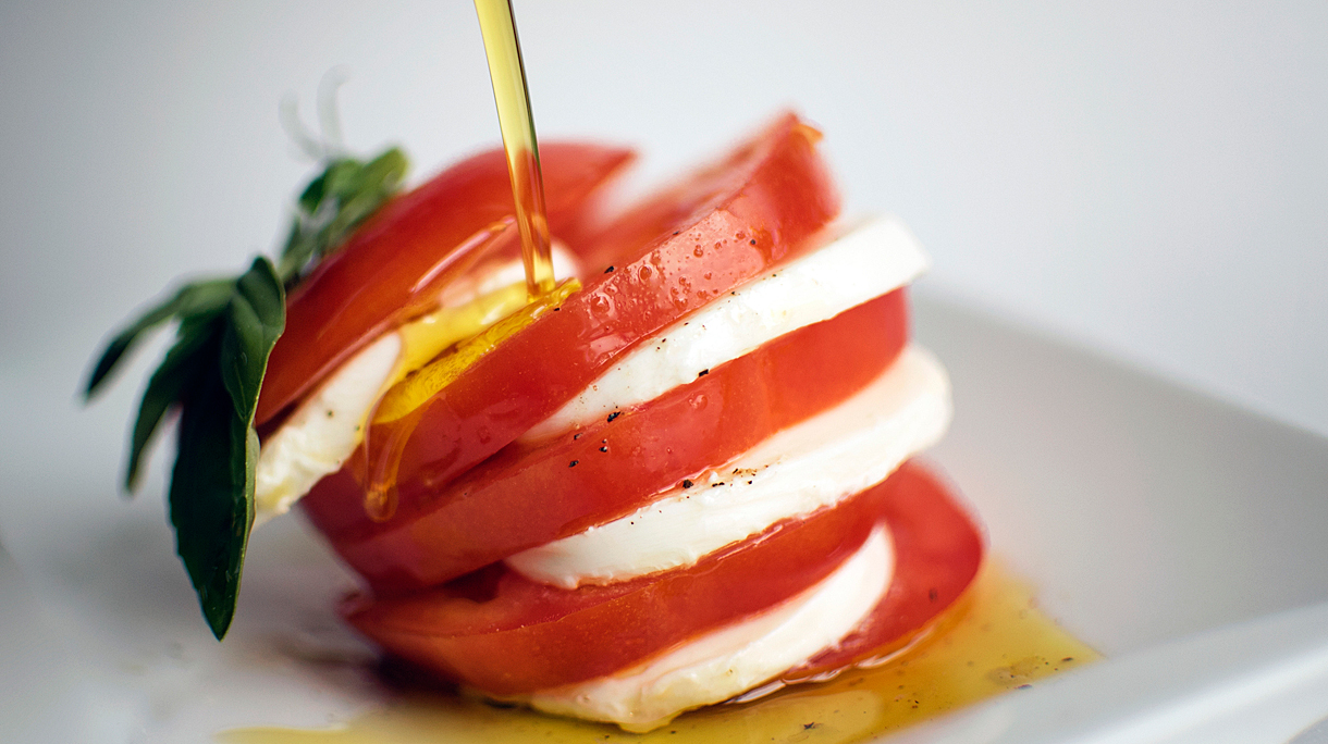olijfolie over caprese