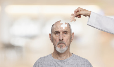 Man met hoofd waaruit een puzzelstukje is weggenomen, dat een hand met witte jas weer toevoegt. Senior.