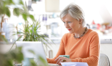 Polarsteps computer mature senior woman
