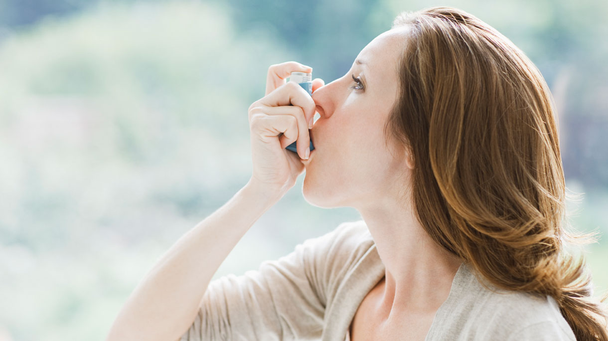 Dame met astma inhalator
