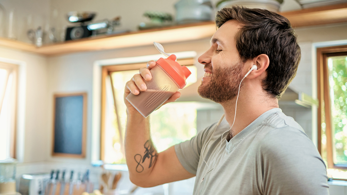 Sportieve man drinkt eiwitrijke drank