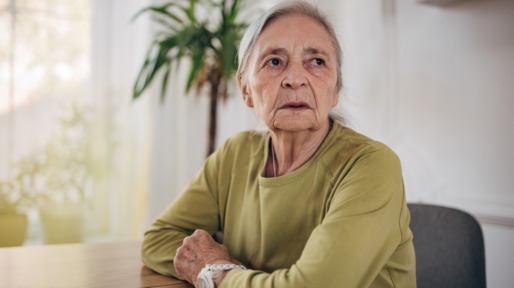 Oudste dochter buitenspel zetten oudere vrouw