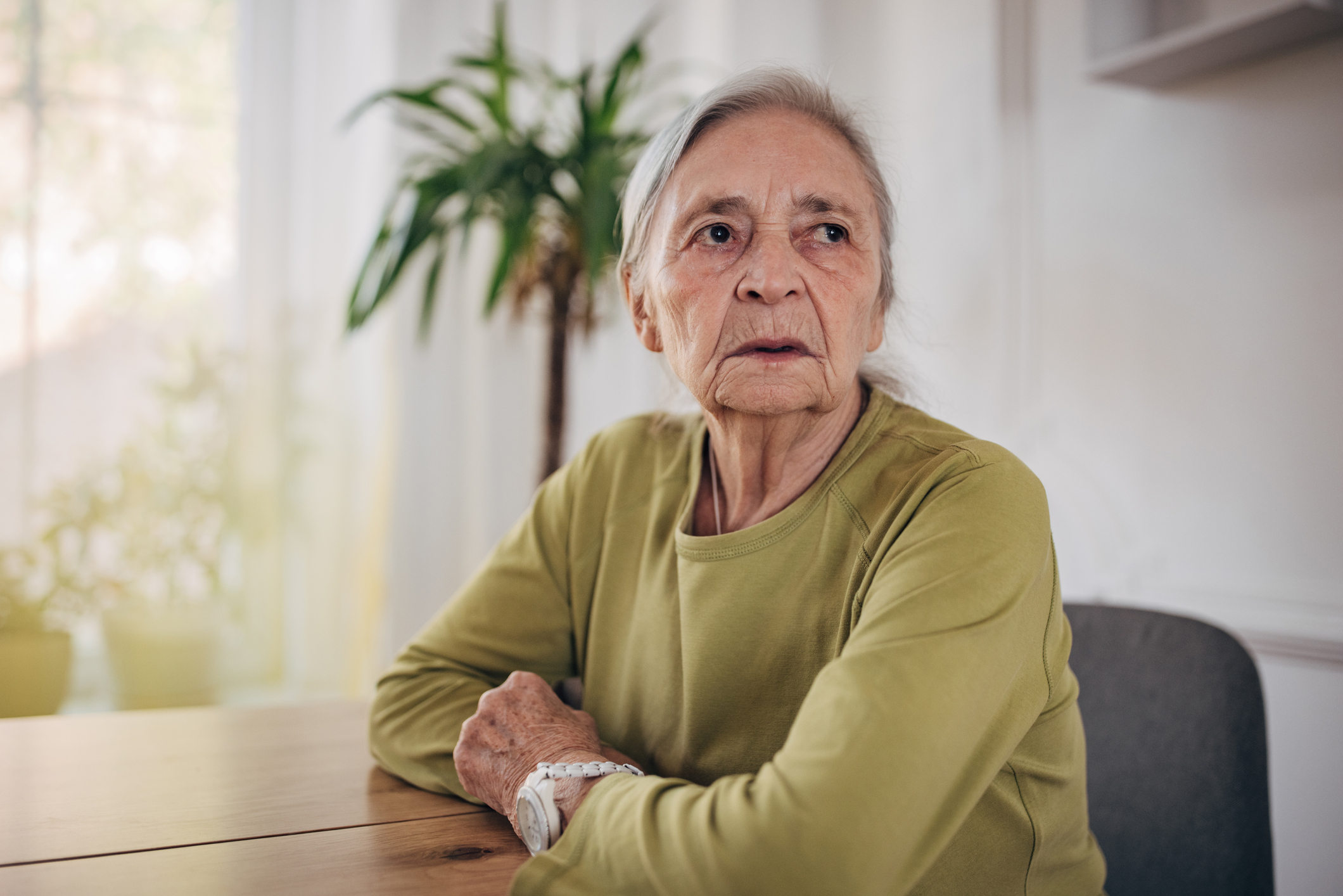 Oudste dochter buitenspel zetten oudere vrouw