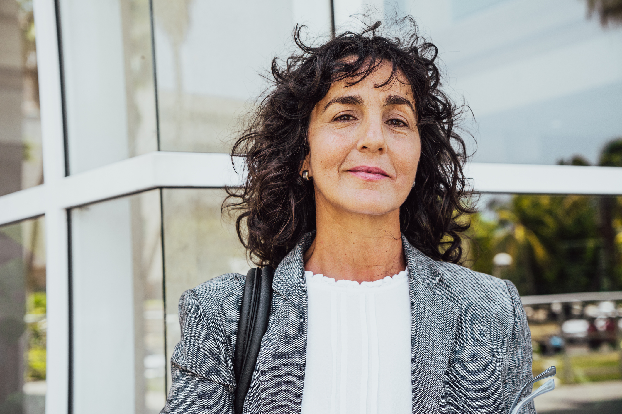 Vrouw zwart haar middelbare leeftijd