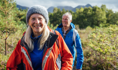 Fitte senioren aan het wandelen in Schotland