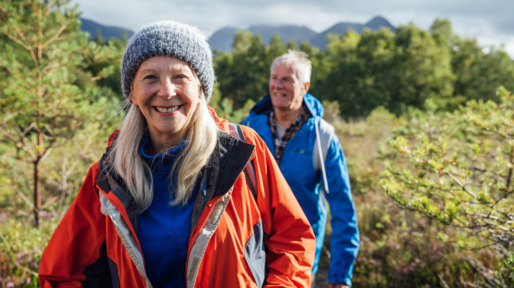 Fitte senioren aan het wandelen in Schotland