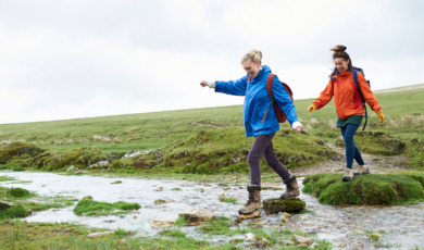 Twee vrouwen wandelen in de natuur