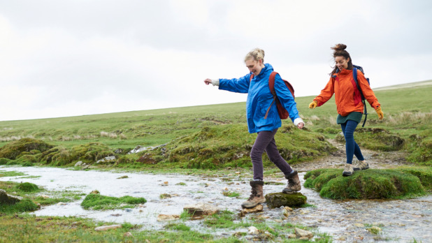 Twee vrouwen wandelen in de natuur