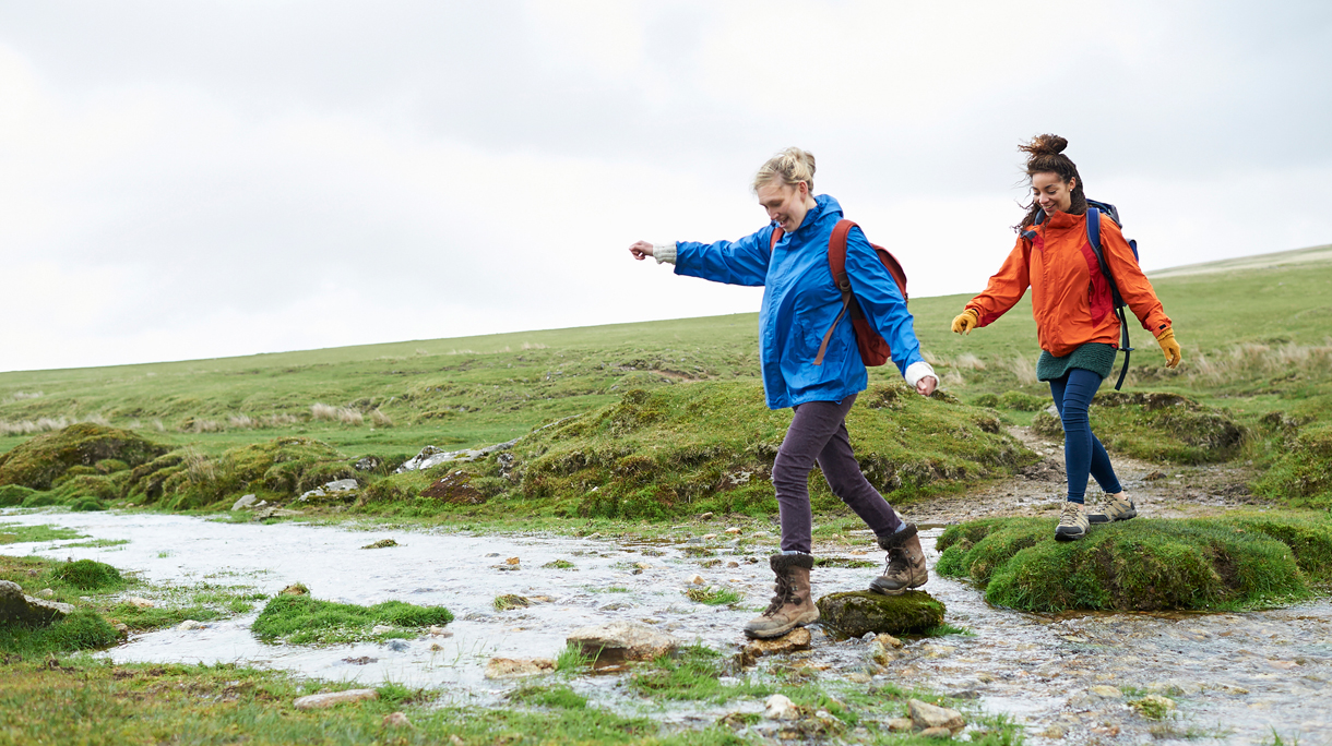 Twee vrouwen wandelen in de natuur