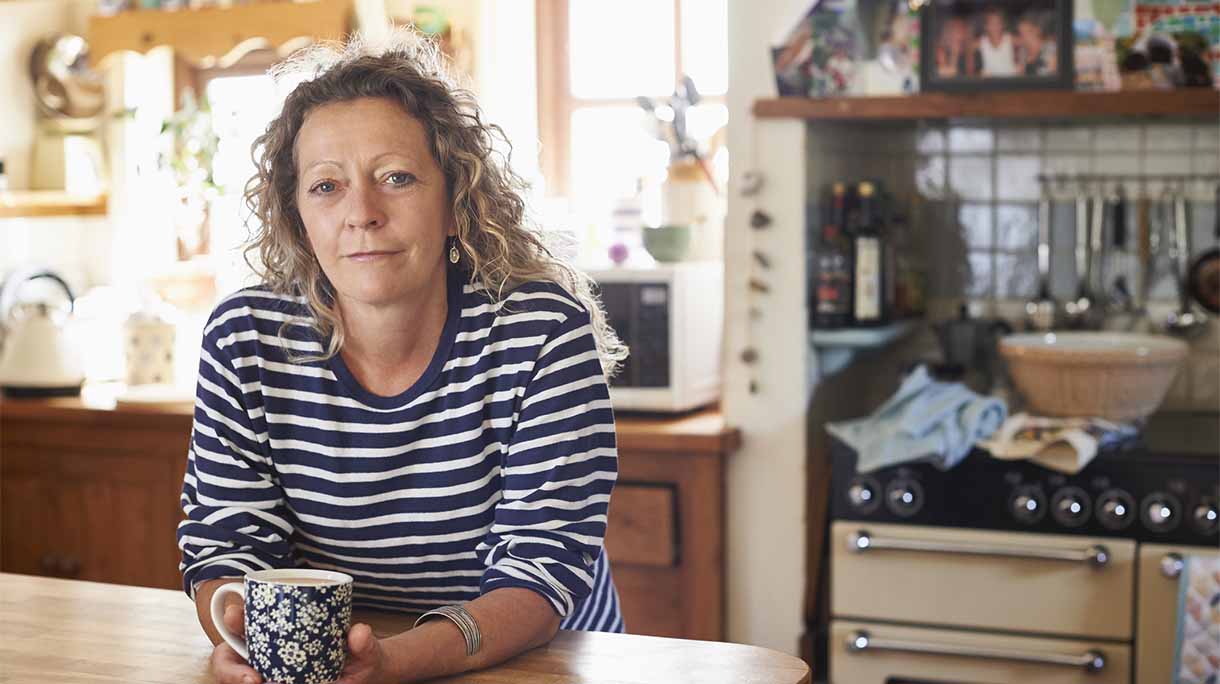 Solo vrouw keukentafel
