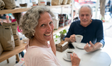 ouder echtpaar drinkt een kopje zwart koffie aan een tafel