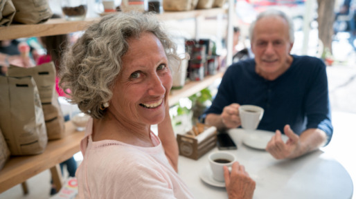 ouder echtpaar drinkt een kopje zwart koffie aan een tafel