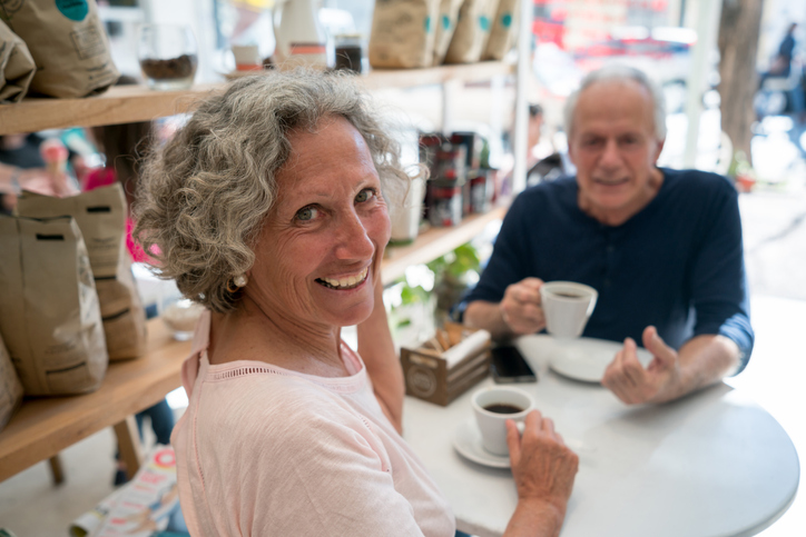 ouder echtpaar drinkt een kopje zwart koffie aan een tafel