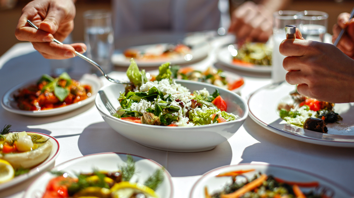 tafel vol met groentegerechten, plantaardige maaltijd