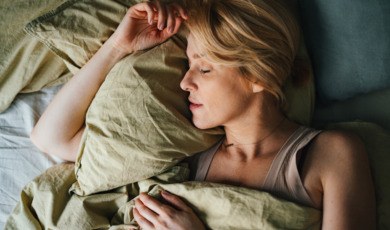 vrouw slaapt op haar zij in bed