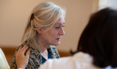 oudere vrouw voelt zich niet goed en praat met arts