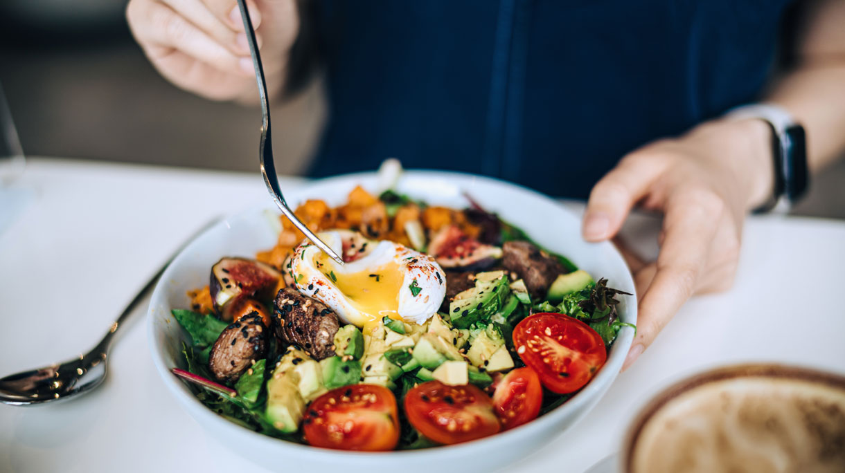 Vrouw eet koolhydraatarme salade