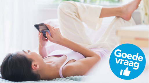 Meisje in bed op haar mobiele telefoon kijkend