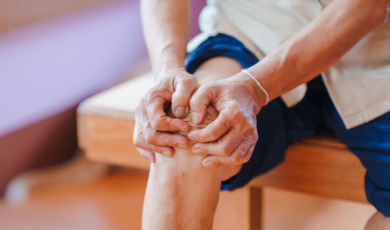 man voelt aan knie