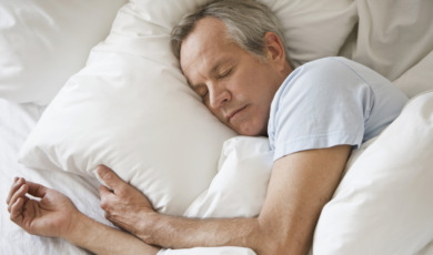 man slaapt in bed