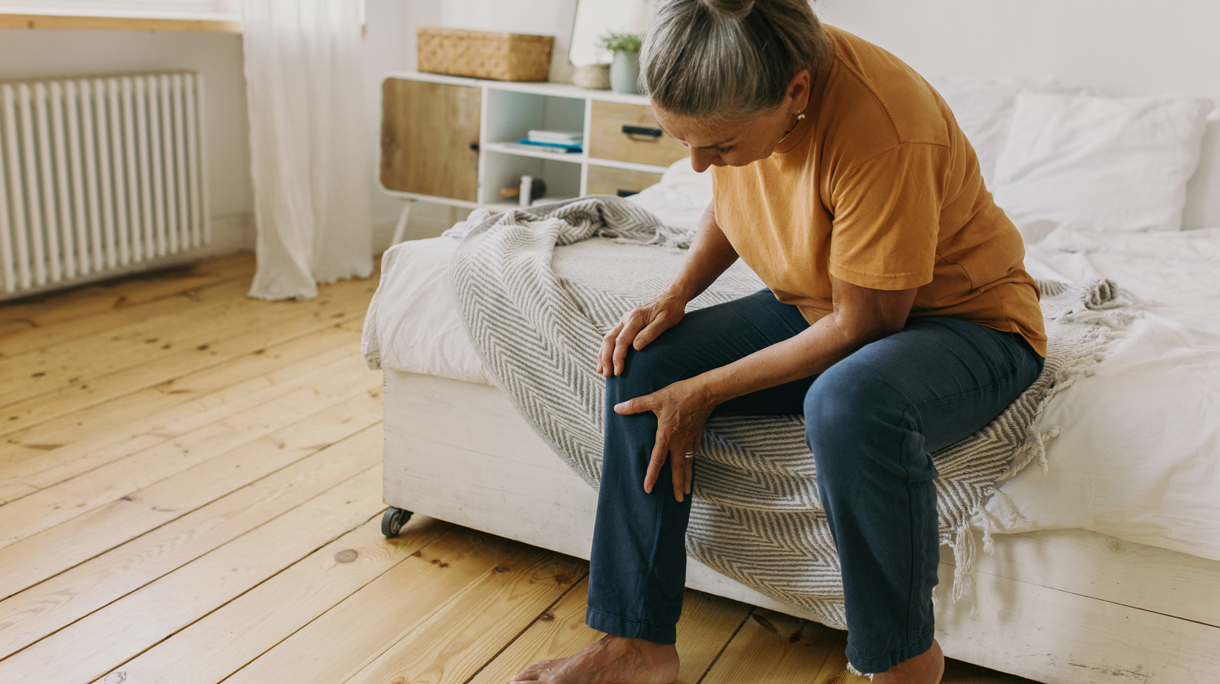 vrouw heeft kramp in haar voeten