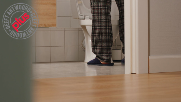 man staat te plassen