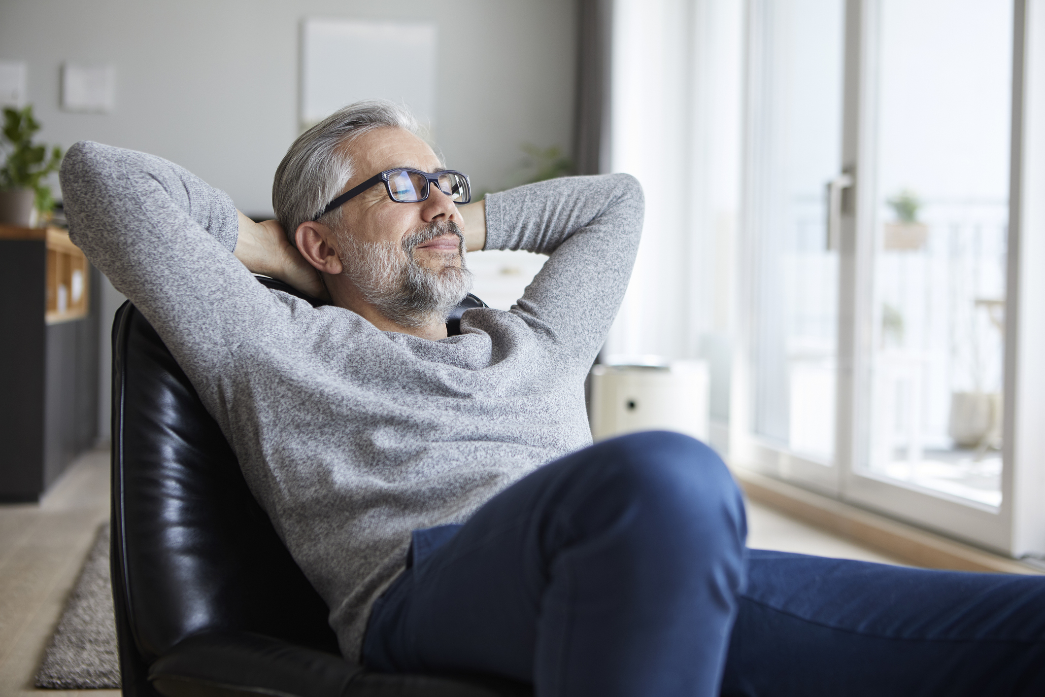 Man thuis relaxed in stoel