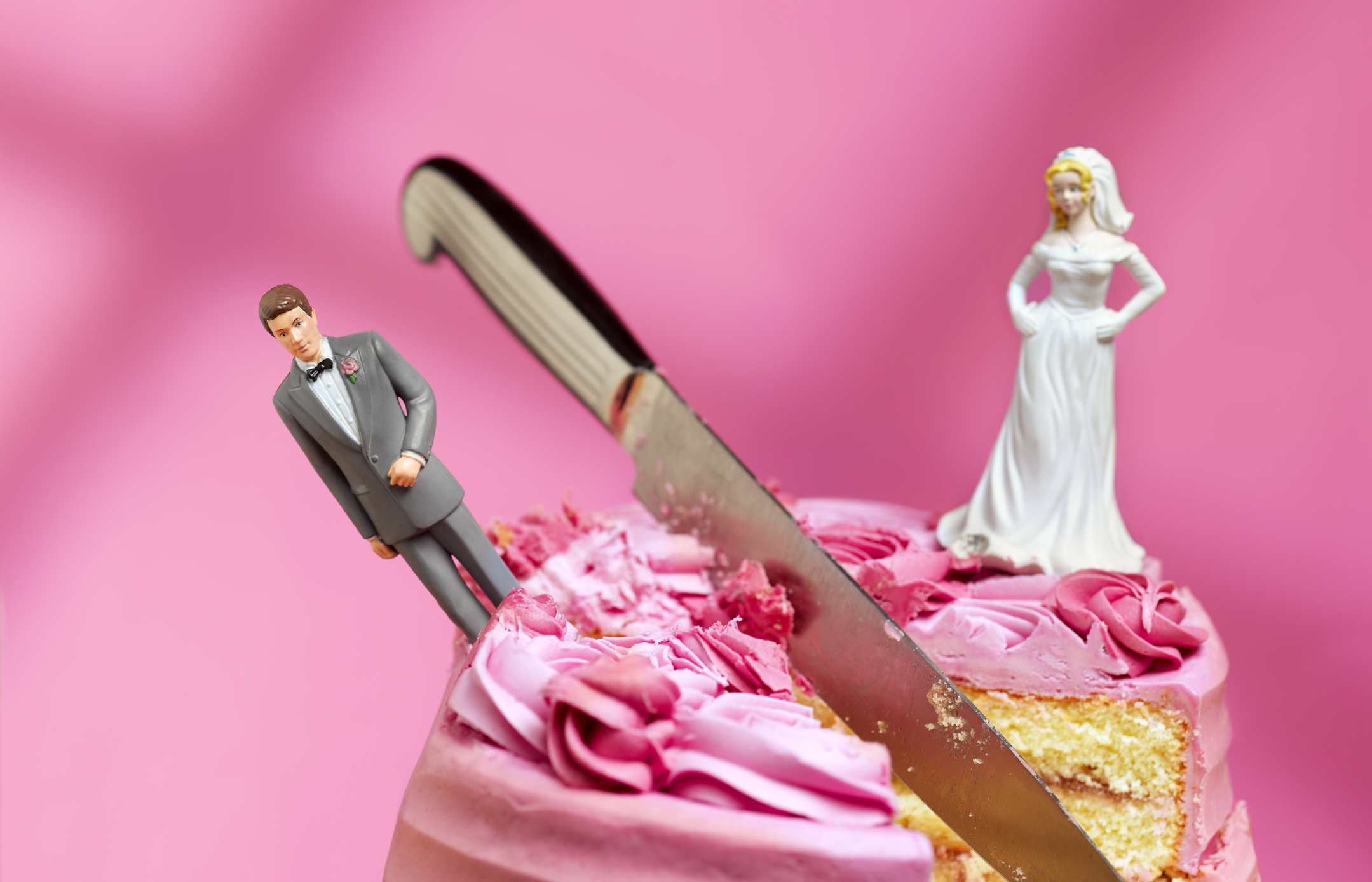Scheiden huwelijkstaart gaat doormidden