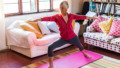 Oudere dame doet aan yoga in kleurrijke yoga kamer