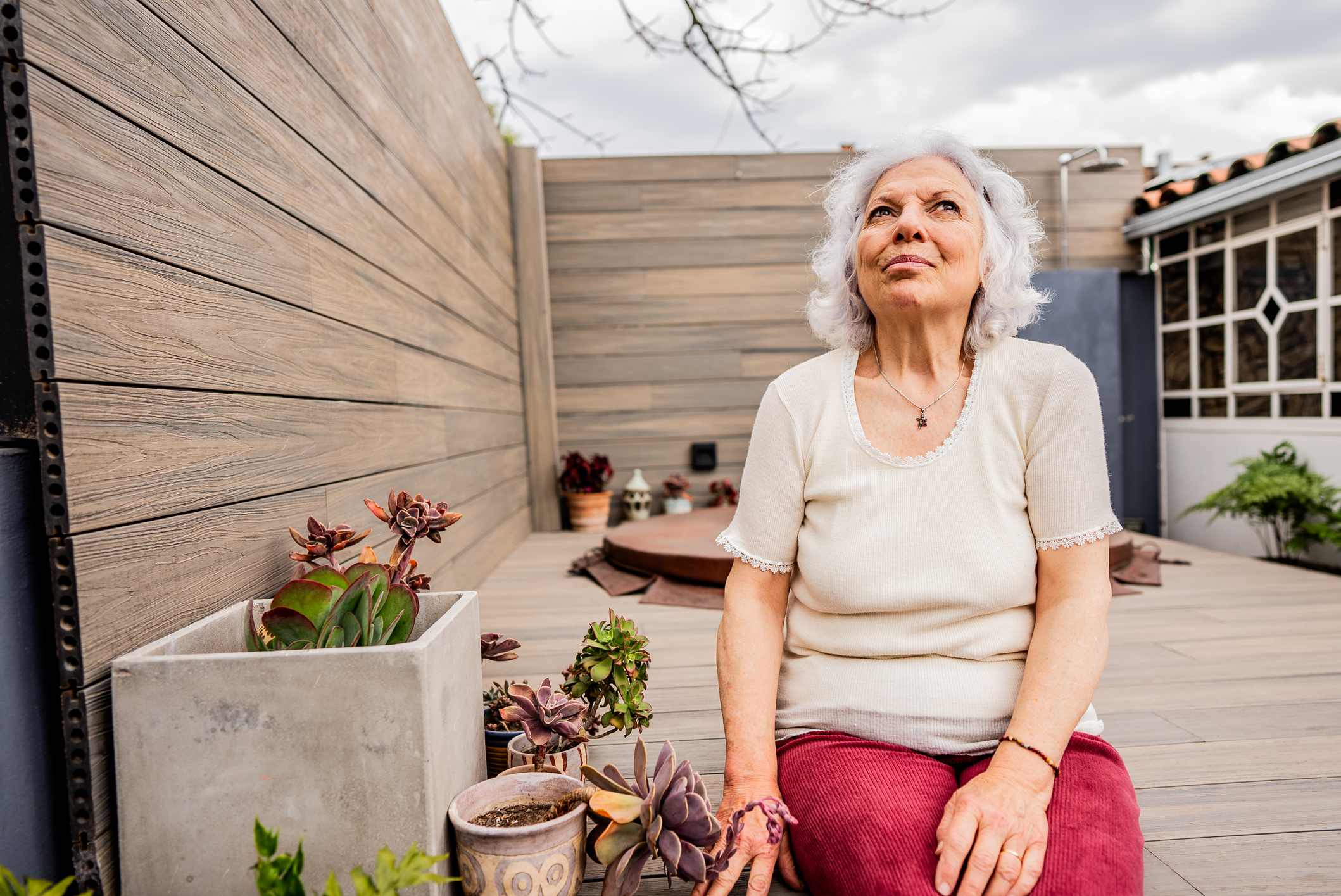 Oudere vrouw tuin hout