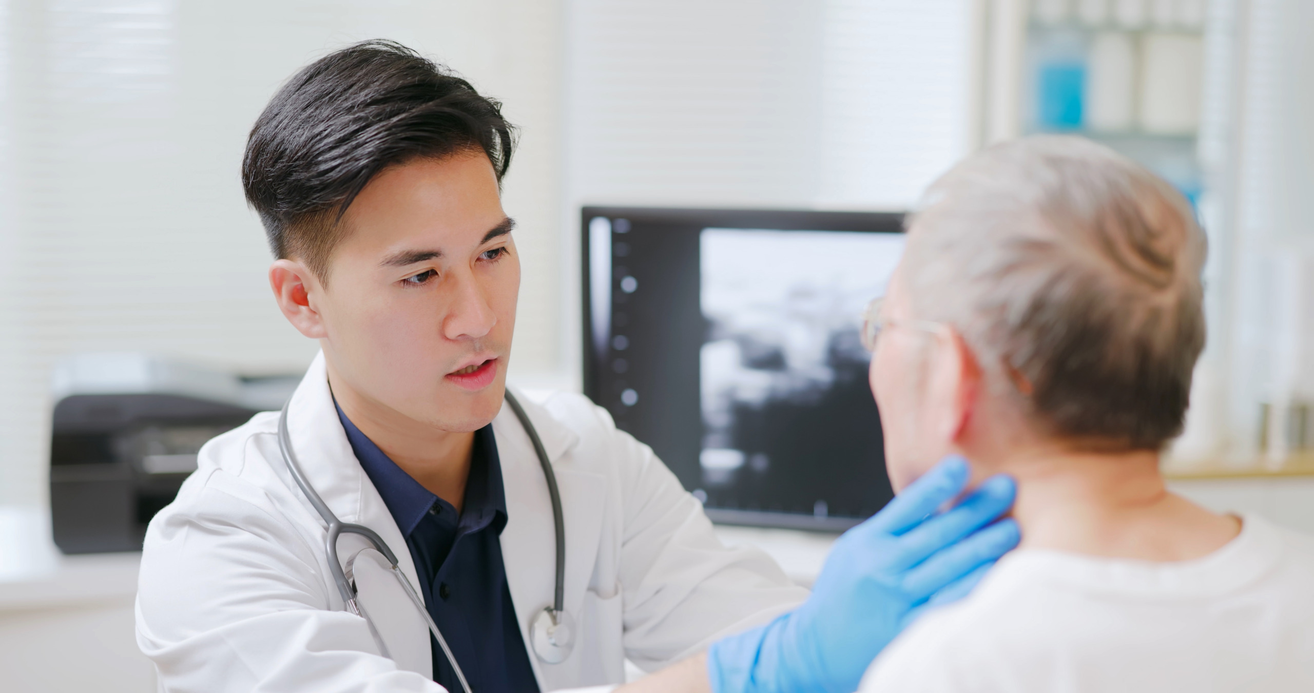 Arts controleert patient