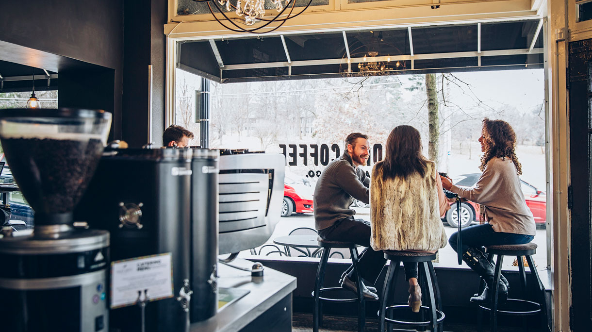 Vrienden drinken koffie in een koffietentje
