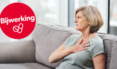 vrouw voelt aan hart