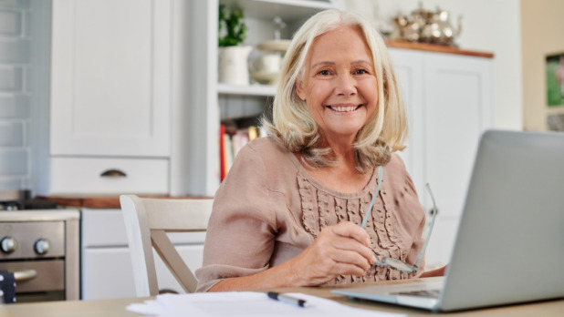 Energiecontract vrouw achter laptop