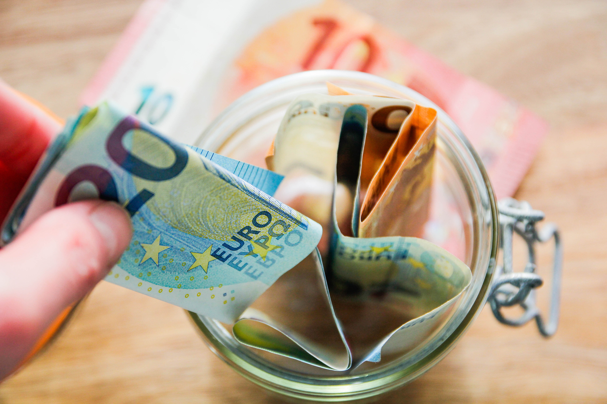 Spaardeposito glazen fles vol met eurobiljetten