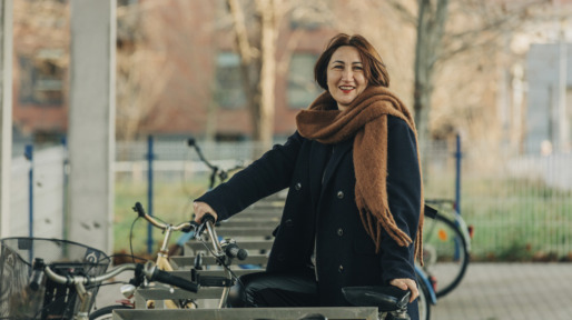 Fietsen in de winter oudere dame met fiets buitenlucht