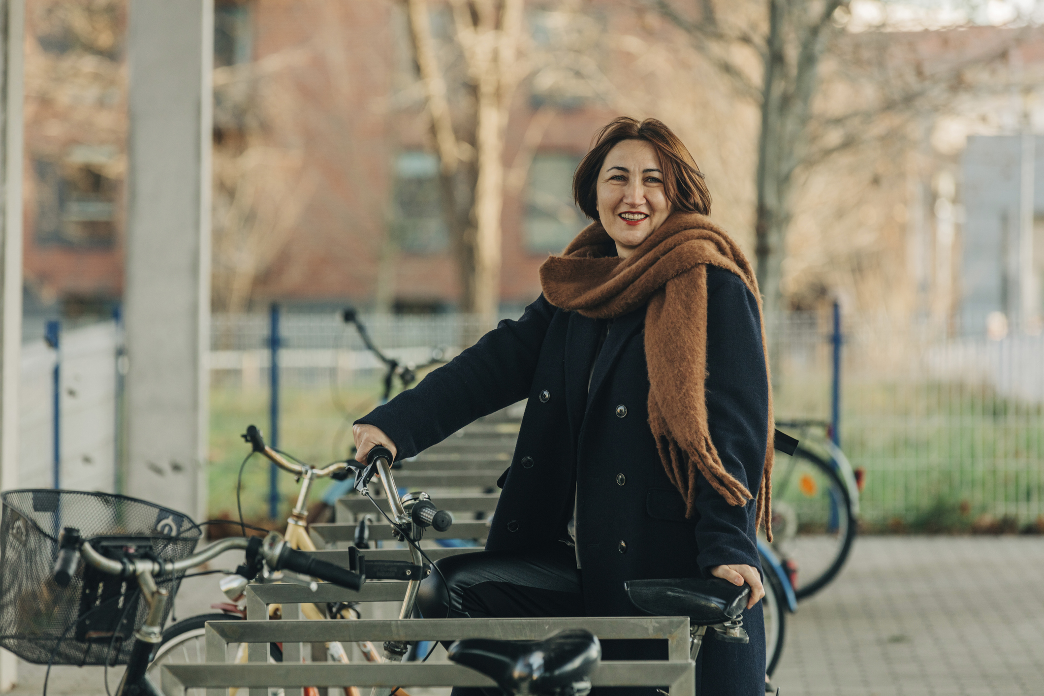 Fietsen in de winter oudere dame met fiets buitenlucht