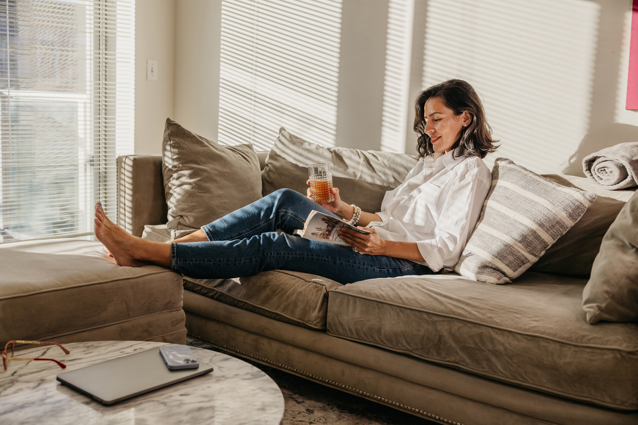 Boekenweek knappe vrouw leest rustig een boek op de bank