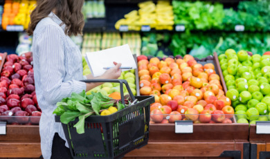 Vrouw op de groente en fruit afdeling in de supermarkt