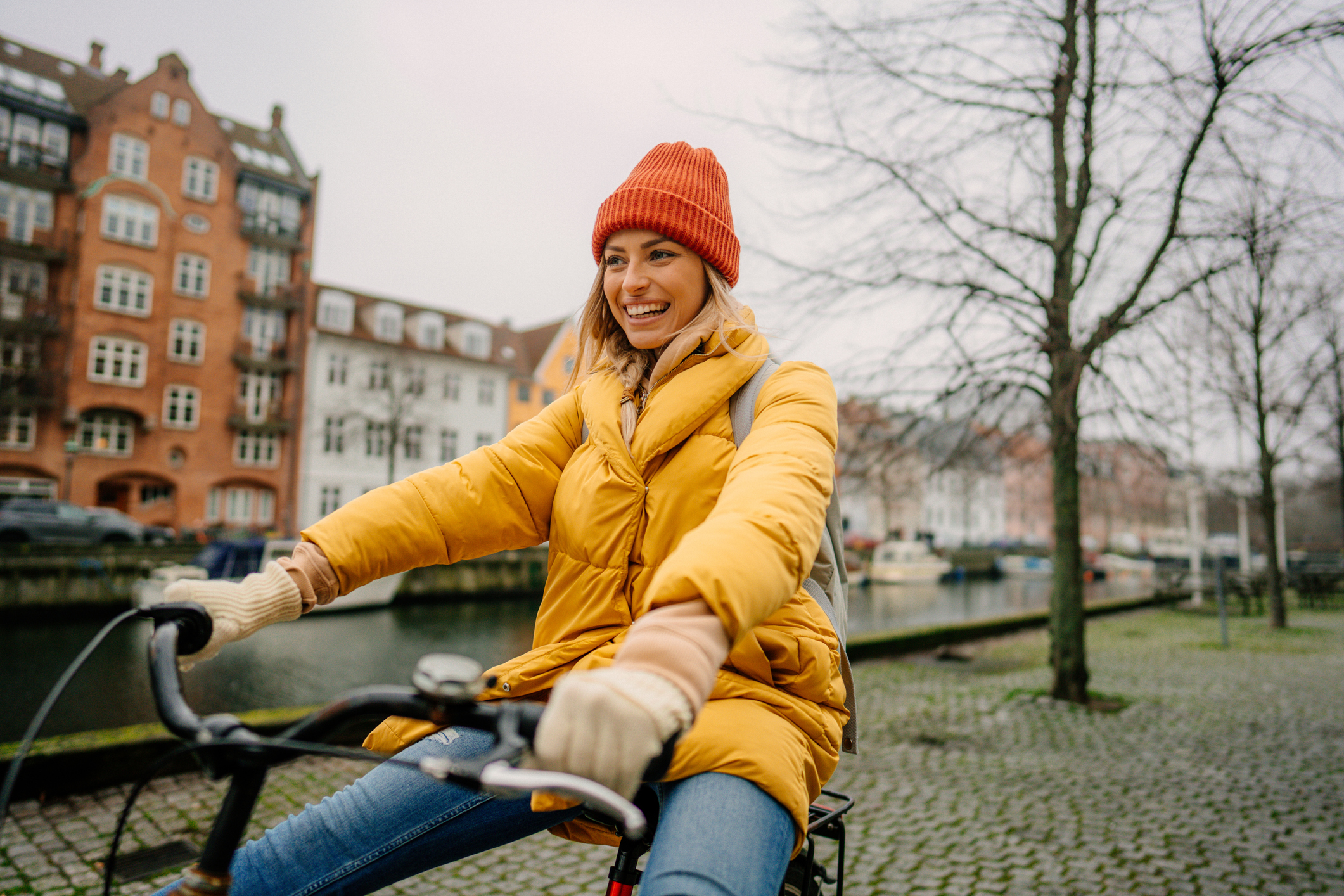 Jonge vrouw op fiets in Nederland