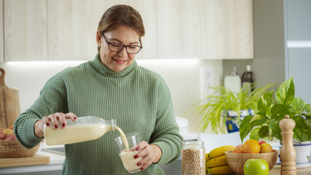vrouw drinkt eiwitshake