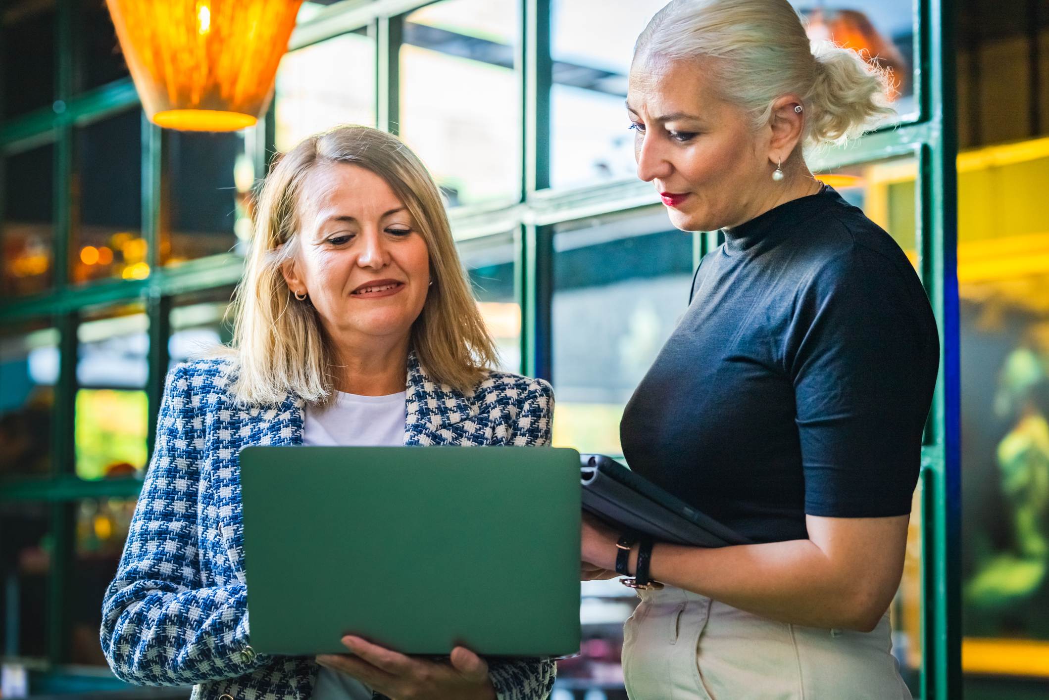 Arabische Nederlandse vrouwen aan het werk