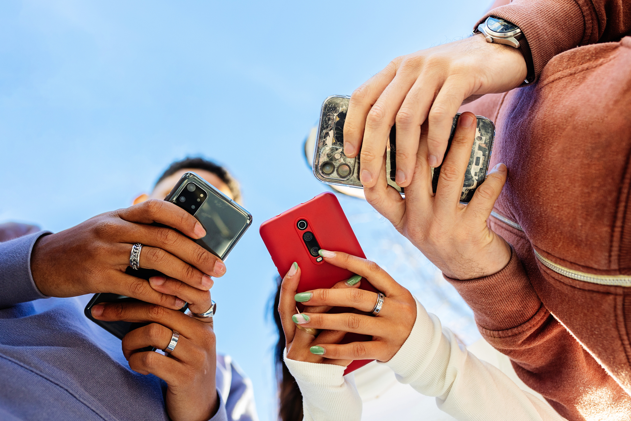 Handen en smartphones samen