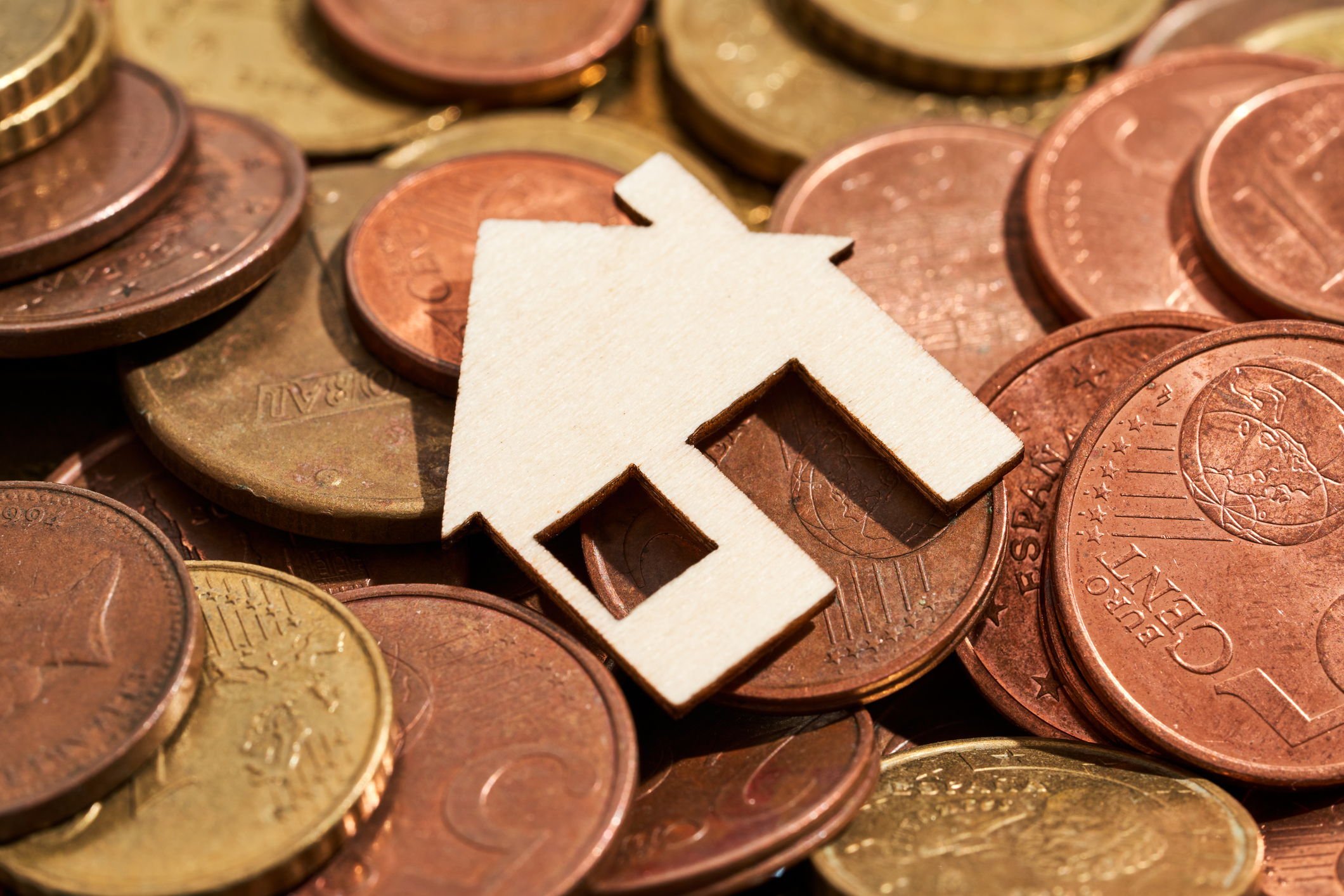 Stapel euro centen met huis sleutelhanger