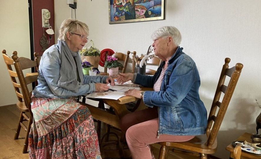 Samen aan de tafel met elkaar praten over wonen in de toekomst