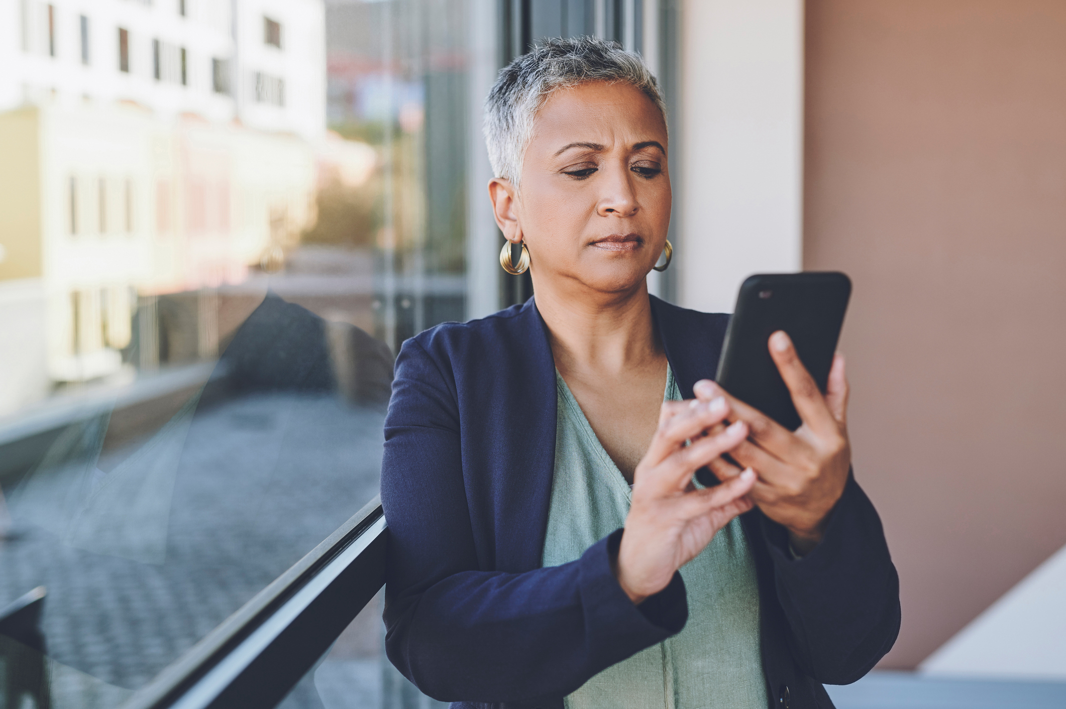 Oudere vrouw checkt telefoon