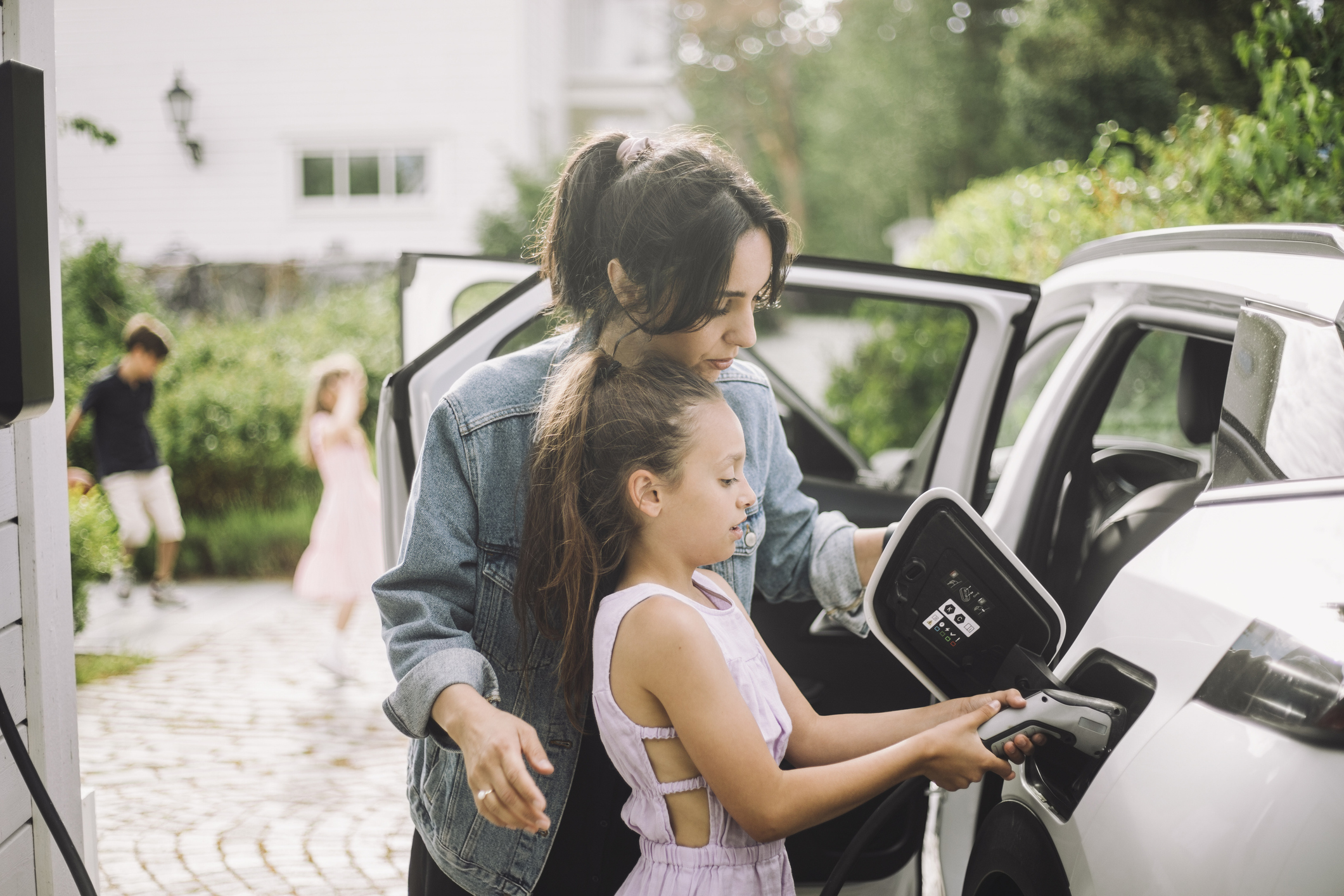 Elektrische auto, moeder en dochter