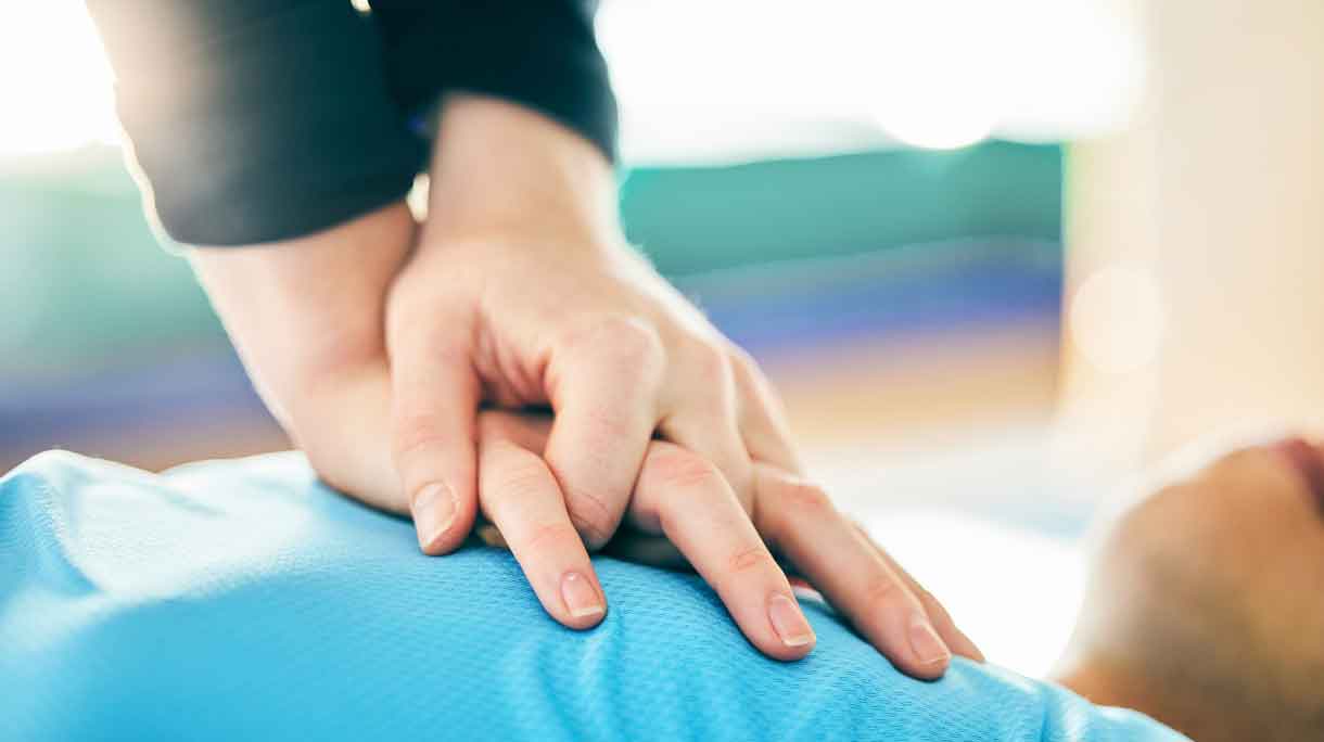 Reanimeren iemand geeft borstcompressies