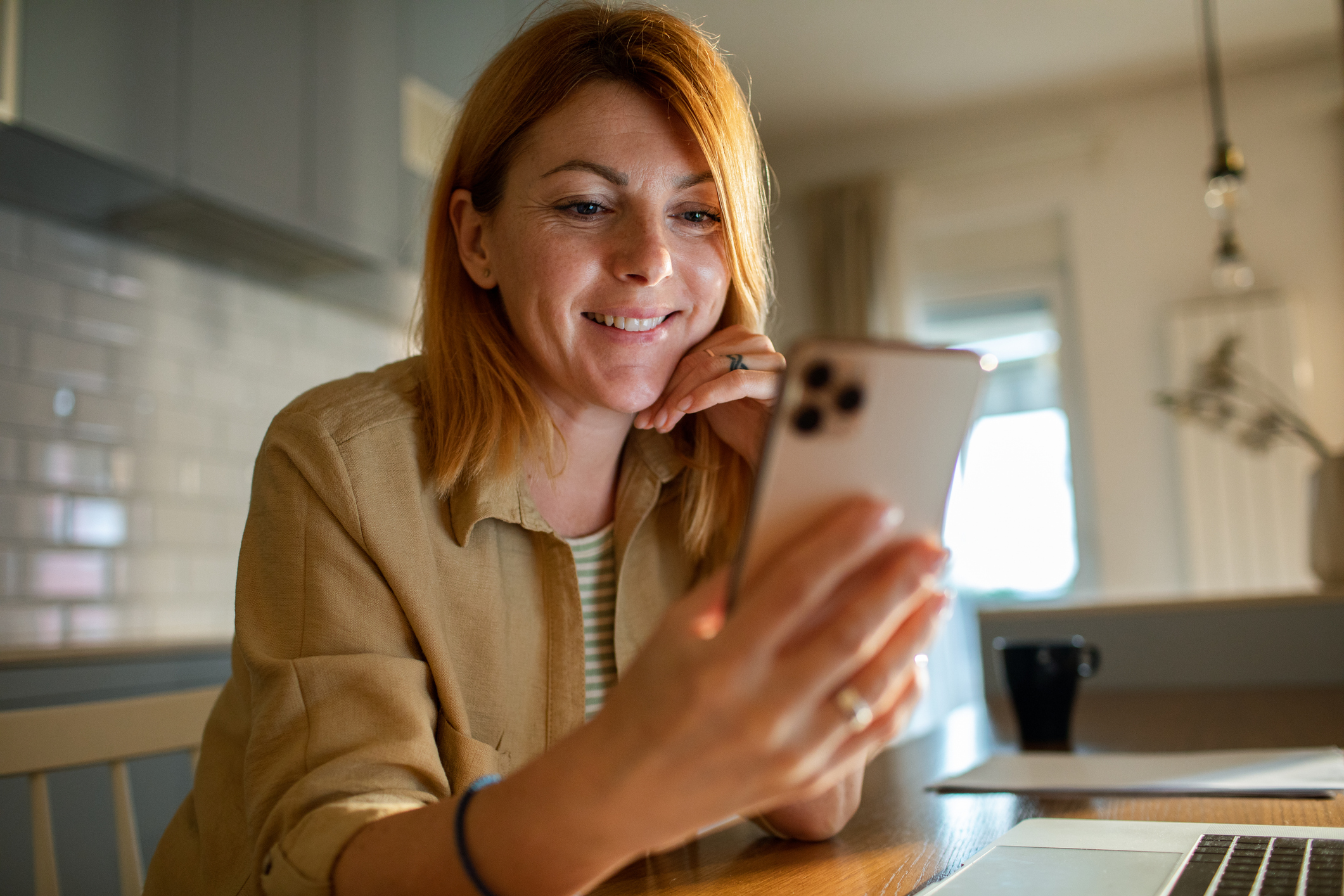 Prachtige vrouw controleert smartphone
